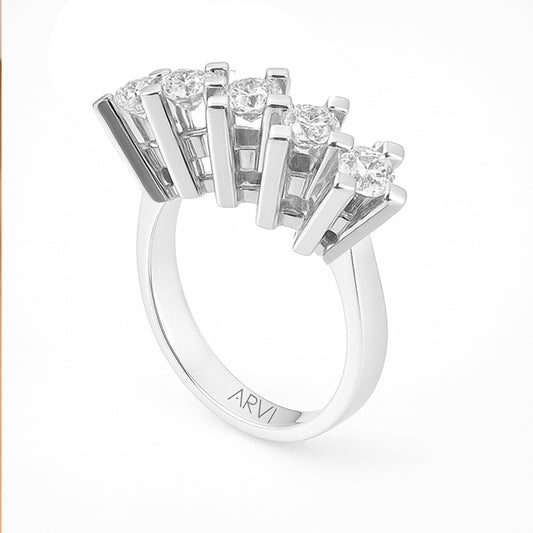 Özel tasarım 1,20 karat pırlanta beştaş yüzük, klasik beş taş formuna modern bir dokunuş katar. Rose altın, beyaz altın ve sarı altın seçenekleriyle üretilen bu nişan yüzüğü, sevginin zamansız sembolüdür.