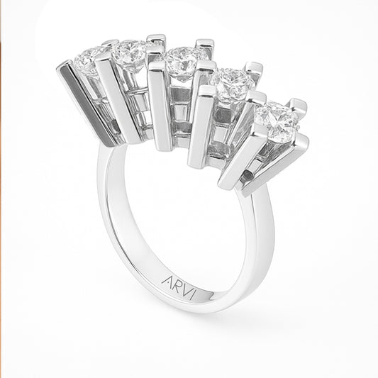 Özel tasarım pırlanta beştaş yüzük, modern çizgisiyle her açıdan ışıltı saçar. Kusursuz kesimli pırlantalar, parmakta dengeli bir parlaklık oluşturur. Günlük kullanım ve özel günler için zarif bir seçimdir.