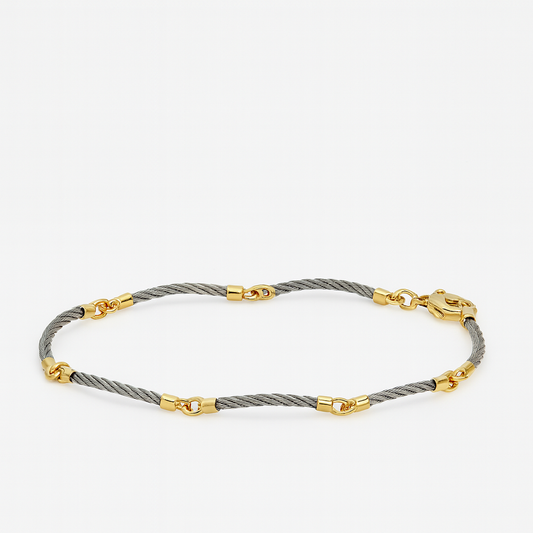 Burgulu çelik form ve altın halkalı erkek bileklik, maskülen duruşuyla güçlü bir stil sunar. 14 ayar altın detaylarıyla modern ve klasik stillere uyum sağlar. Hem günlük kullanım hem özel günler için ideal erkek aksesuarı.