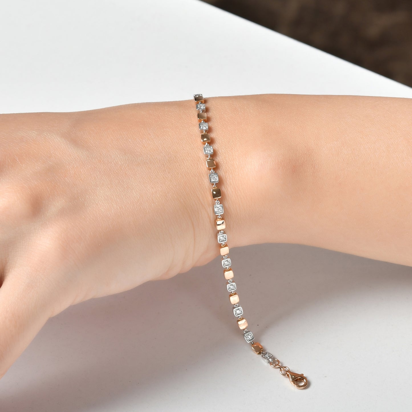 Zarafetiyle dikkat çeken 0,40 karat kare kutulu pırlanta bilezik, bilekte ince ama göz alıcı bir parıltı yaratır çünkü taşların parlaklığı ve altının dayanıklılığı birleşir.