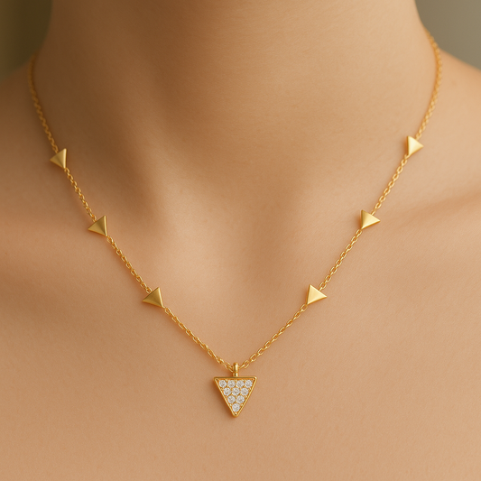 Ok motifli pırlantalı altın kolye, zincir üzerinde yer alan 8 adet pırlantasız ok ve ucunda bulunan 1 adet pırlantalı ok detayıyla romantik anlam taşıyan, özgün ve şık bir altın kolye tasarımı