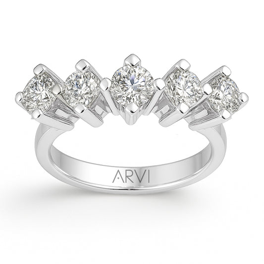 1,20 karat pırlanta beştaş yüzük, modern ve özel tasarımıyla zarafeti yansıtır. El işçiliğiyle hazırlanmış bu nişan yüzüğü, ışıltılı pırlantaları ve ince altın detaylarıyla romantik bir hediye seçeneği sunar.