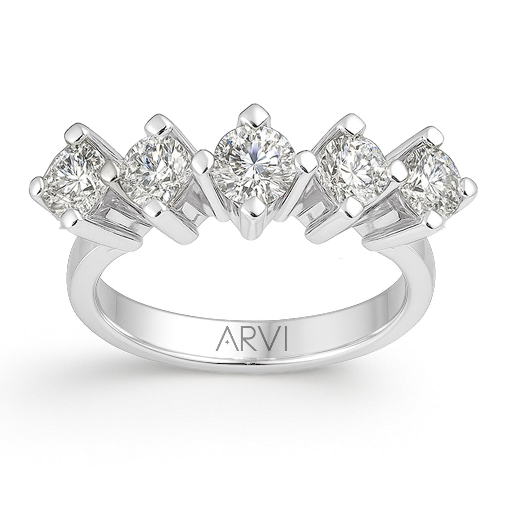 18 ayar altın gövdesiyle dayanıklılık sunarken, taşların kusursuz yerleşimi mükemmel bir denge oluşturur. Işığı en üst seviyede yansıtan pırlantalar, sevgi, sadakat ve zarafeti simgeler. Bu modern pırlanta beştaş yüzük, hem özel günlerde anlamlı bir hediye olur hem de günlük kullanımda şık bir tamamlayıcı olarak öne çıkar.