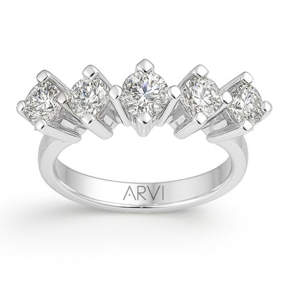 18 ayar altın gövdesiyle dayanıklılık sunarken, taşların kusursuz yerleşimi mükemmel bir denge oluşturur. Işığı en üst seviyede yansıtan pırlantalar, sevgi, sadakat ve zarafeti simgeler. Bu modern pırlanta beştaş yüzük, hem özel günlerde anlamlı bir hediye olur hem de günlük kullanımda şık bir tamamlayıcı olarak öne çıkar.