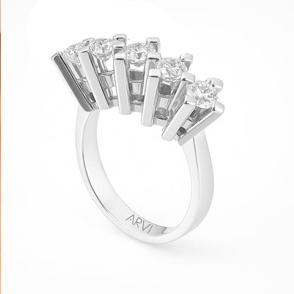 ,40 karat pırlanta beştaş yüzük, el işçiliğiyle tasarlanmış modern bir pırlanta yüzüktür. Her biri parlaklıkla ışıldayan beş pırlanta taşı, zarafet ve anlamı bir araya getirir. Bu özel tasarım pırlanta yüzük, nişan yüzüğü olarak tercih edilen klasik ve modern çizgileri birleştirir.