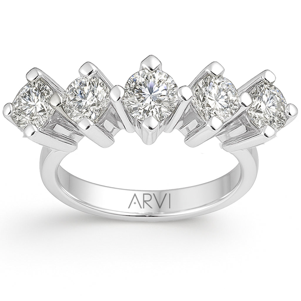 pırlanta beştaş yüzük, modern ve özel tasarım detaylarıyla göz kamaştırır. Beş parlak pırlanta, zarif montür üzerinde sıralanır. Rose, beyaz veya sarı altın seçenekleriyle şıklığı ve anlamı bir arada sunar.