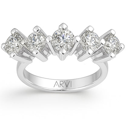 pırlanta beştaş yüzük, modern ve özel tasarım detaylarıyla göz kamaştırır. Beş parlak pırlanta, zarif montür üzerinde sıralanır. Rose, beyaz veya sarı altın seçenekleriyle şıklığı ve anlamı bir arada sunar.