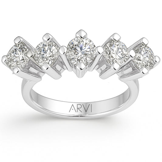 pırlanta beştaş yüzük, modern ve özel tasarım detaylarıyla göz kamaştırır. Beş parlak pırlanta, zarif montür üzerinde sıralanır. Rose, beyaz veya sarı altın seçenekleriyle şıklığı ve anlamı bir arada sunar.