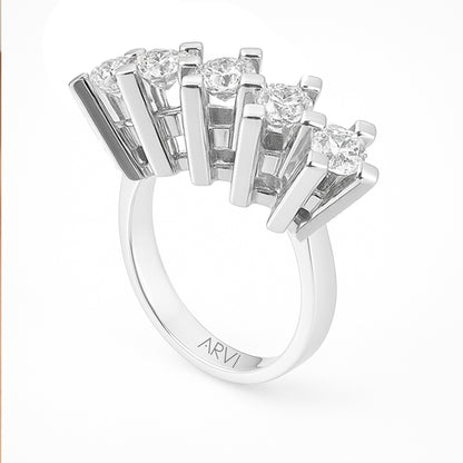 Özel tasarım pırlanta beştaş yüzük, modern çizgisiyle her açıdan ışıltı saçar. Kusursuz kesimli pırlantalar, parmakta dengeli bir parlaklık oluşturur. Günlük kullanım ve özel günler için zarif bir seçimdir.