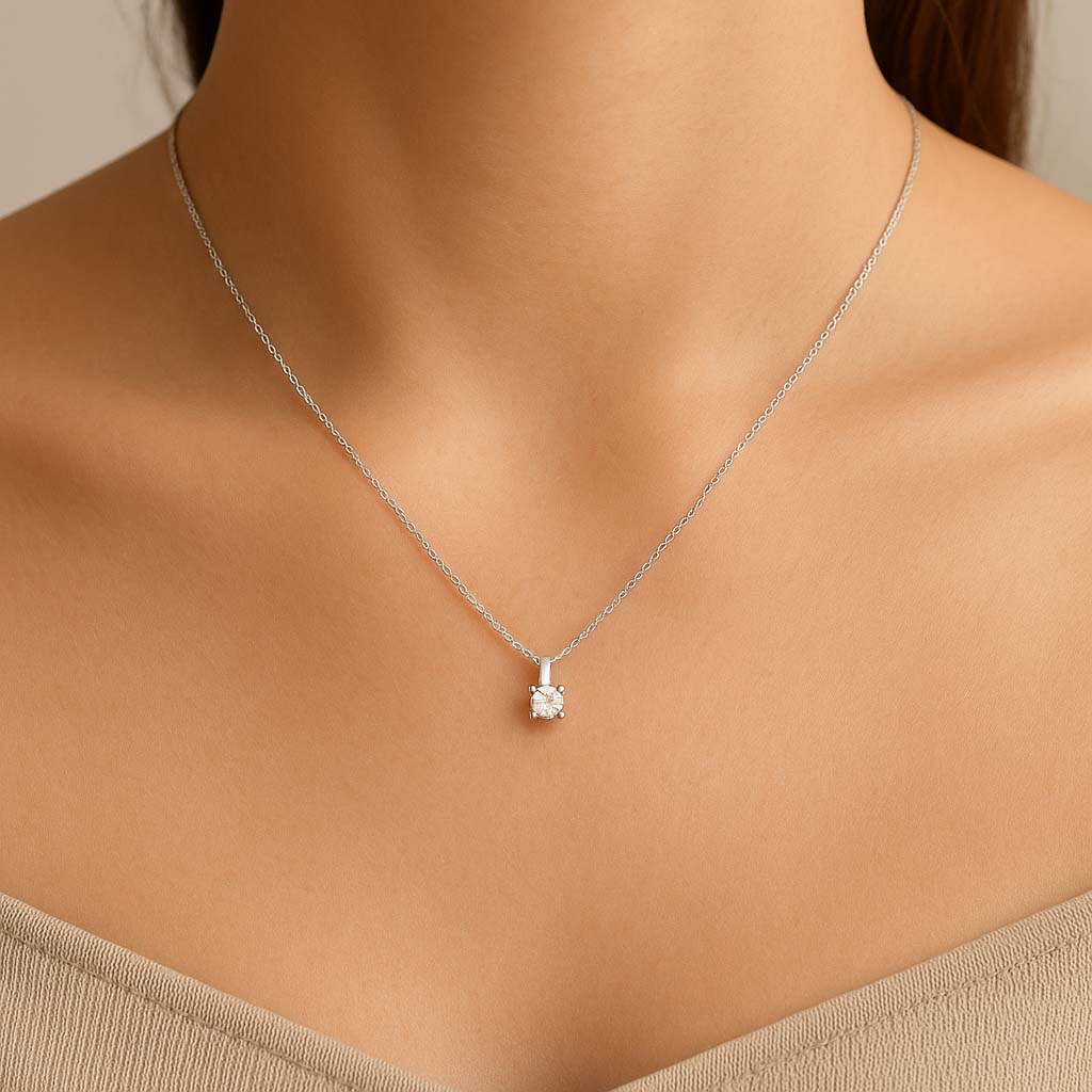 0,25 Karat Tektaş Pırlanta Kolye - Arvi Jewellery Sarı, beyaz ve rose altın seçenekleriyle hazırlanmış 14 ayar 0,25 karat tektaş pırlanta kolye detaylı şekilde fotoğraflanmış. F renk ve VS saflık derecesine sahip sertifikalı pırlantası güçlü bir parlaklık yansıtırken, ince el işçiliğiyle hazırlanmış zincir bağlantıları şıklığı tamamlıyor. Gösterişten uzak zarafet sunan bu tektaş pırlanta kolye, hem sevdiklerinize unutulmaz bir hediye hem de zamansız bir aksesuar seçeneği oluyor.