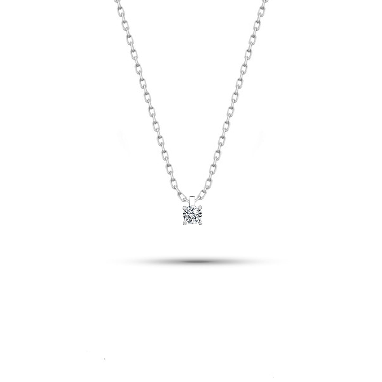 "14 ayar altından tasarlanan 0,25 karat tektaş pırlanta kolye, zarif ve minimal tasarımıyla öne çıkar. F renk ve VS berraklık derecesine sahip pırlanta, dört yuvarlak tırnak montürle güvenle taşınır ve ışığı her açıdan yansıtarak etkileyici bir ışıltı sunar. İnce zincir yapısı ve el işçiliğiyle hazırlanmış detayları, kolyeye hem günlük kombinlerde hem de özel günlerde asil bir şıklık kazandırır. Rose, sarı ve beyaz altın seçenekleriyle kişisel tarzı yansıtan bu sertifikalı pırlanta kolye, zamansız ve modern