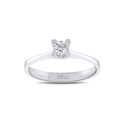 Zamansız şıklığıyla dikkat çeken 14 ayar beyaz altın kadın tektaş yüzük, ışıltılı pırlanta taşı ve modern tasarımıyla öne çıkıyor.