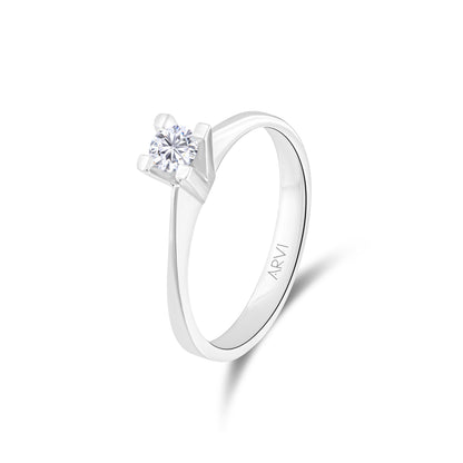 El işçiliğiyle tasarlanmış 14 ayar beyaz altın kadın tektaş pırlanta yüzük modeli, 0.20 karat F renk ve VS berraklığıyla göz alıcı şıklık sunuyor