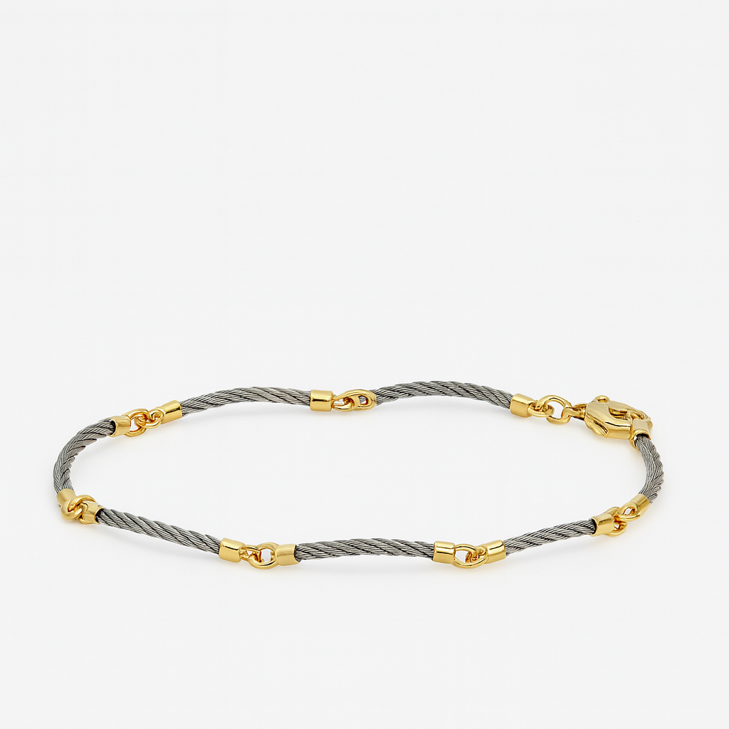 Burgulu çelik form ve altın halkalı erkek bileklik, maskülen duruşuyla güçlü bir stil sunar. 14 ayar altın detaylarıyla modern ve klasik stillere uyum sağlar. Hem günlük kullanım hem özel günler için ideal erkek aksesuarı.