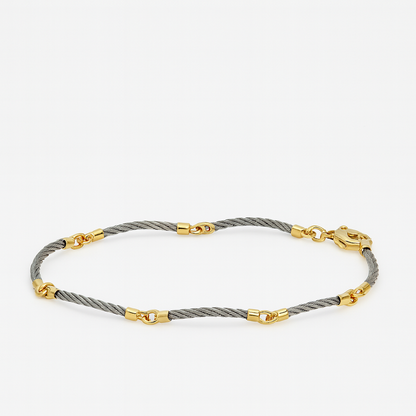 Burgulu çelik form ve altın halkalı erkek bileklik, maskülen duruşuyla güçlü bir stil sunar. 14 ayar altın detaylarıyla modern ve klasik stillere uyum sağlar. Hem günlük kullanım hem özel günler için ideal erkek aksesuarı.