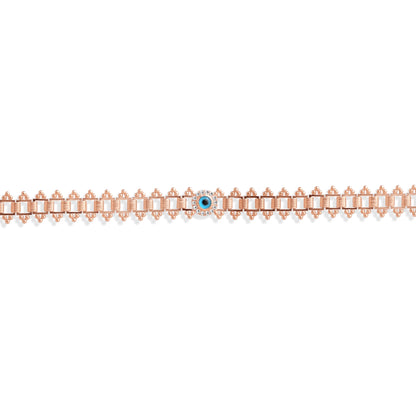 0,15 karat pırlanta detaylı nazar boncuklu bilezik, 14 ayar rose altın tasarımıyla şıklığı ve anlamı bir araya getiriyor. Geleneksel sembol modern zarafetle buluşarak bileğe ışıltı katıyor.