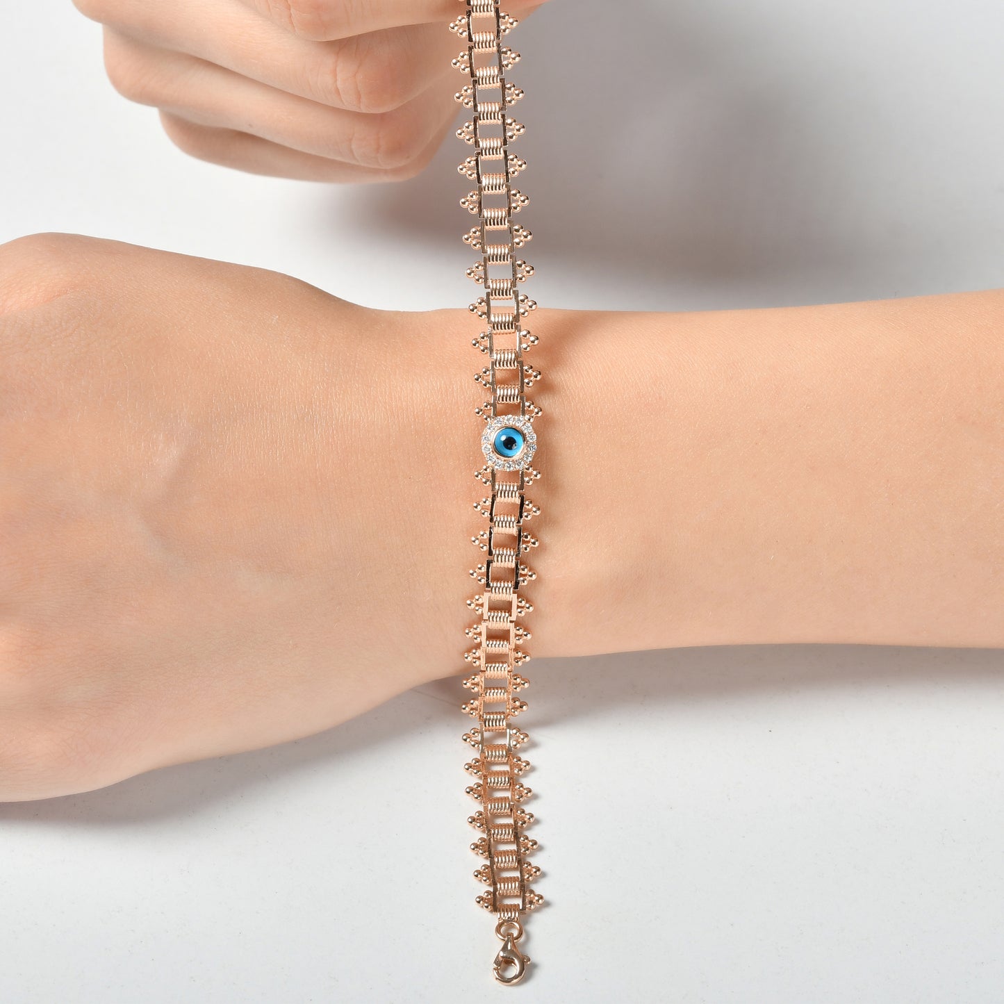 Modern çizgilerle tasarlanan bu pırlanta nazar boncuklu bilezik, göz alıcı 0,15 karat pırlantanın parlaklığını 14 ayar altının sıcak tonlarıyla birleştiriyor. Böylece estetik ve anlam bir arada sunuluyor.