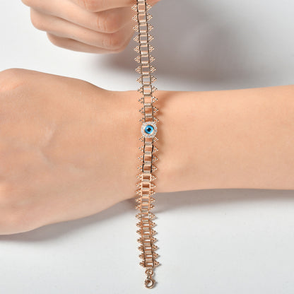 Modern çizgilerle tasarlanan bu pırlanta nazar boncuklu bilezik, göz alıcı 0,15 karat pırlantanın parlaklığını 14 ayar altının sıcak tonlarıyla birleştiriyor. Böylece estetik ve anlam bir arada sunuluyor.