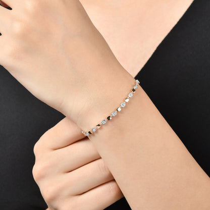 Rose, sarı ve beyaz altınla üretilen 0,40 karat kare kutulu pırlanta bileklik, zarif duruşuyla günlük ve özel kombinlere uyum sağlar çünkü minimal tasarım lüks şıklığı yansıtır.