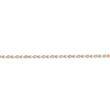 Kare kutulu montürlerle hazırlanan 0,40 karat pırlanta bilezik, bileğe zarif bir parlaklık katıyor çünkü 18 ayar altın seçenekleri farklı tarzlara kolayca uyum gösterir.