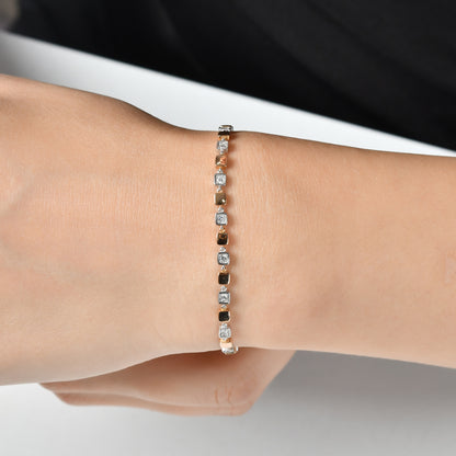 0,40 karat pırlanta bileklik, modern kare kutulu tasarımı ve 18 ayar rose, sarı ve beyaz altın seçenekleriyle özel günlerde anlamlı bir hediye olur çünkü zamansız şıklığı temsil eder.