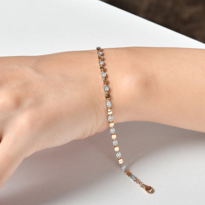 Zarafetiyle dikkat çeken 0,40 karat kare kutulu pırlanta bilezik, bilekte ince ama göz alıcı bir parıltı yaratır çünkü taşların parlaklığı ve altının dayanıklılığı birleşir.