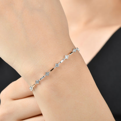 Modern tasarımıyla öne çıkan 0,68 karat pırlanta bilezik, 0,47 karat yuvarlak ve 0,21 karat baget kesim taş içerir. 18 ayar altınla üretilen model, hem zarif hem dayanıklı bir yapıya sahiptir çünkü altının parlaklığı pırlantalarla kusursuz uyum sağlar.