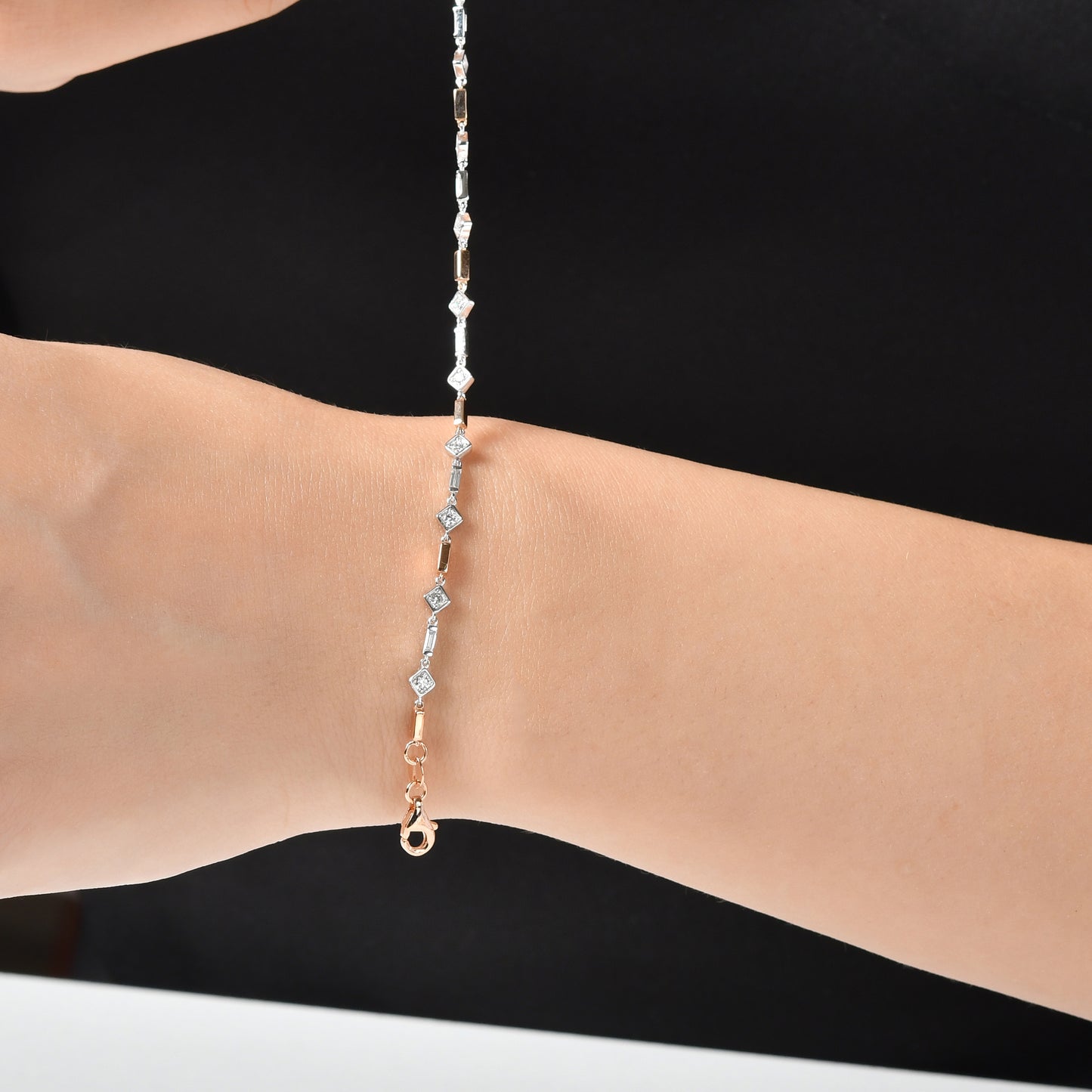 0,68 karat pırlanta taşlarla süslenen altın bilezik, özel anlarda hediye için anlamlı bir seçim olur. Yuvarlak ve baget taşların ışığı farklı yansıtması bileziğe ışıltı katar. 18 ayar altın seçenekleri sayesinde kullanıcı kendi tarzını ortaya koyar.