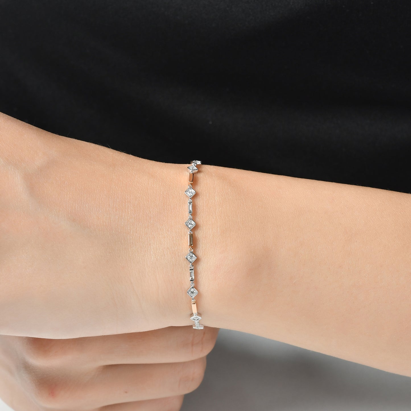 Zarif 0,68 karat pırlanta bilezik, 0,47 karat yuvarlak ve 0,21 karat baget taşlarla tasarlanır. 18 ayar beyaz, sarı ve rose altın seçenekleriyle üretilen bu bilezik, modern çizgisiyle günlük şıklığı tamamlar ve özel davetlerde de göz alıcı bir stil sunar.