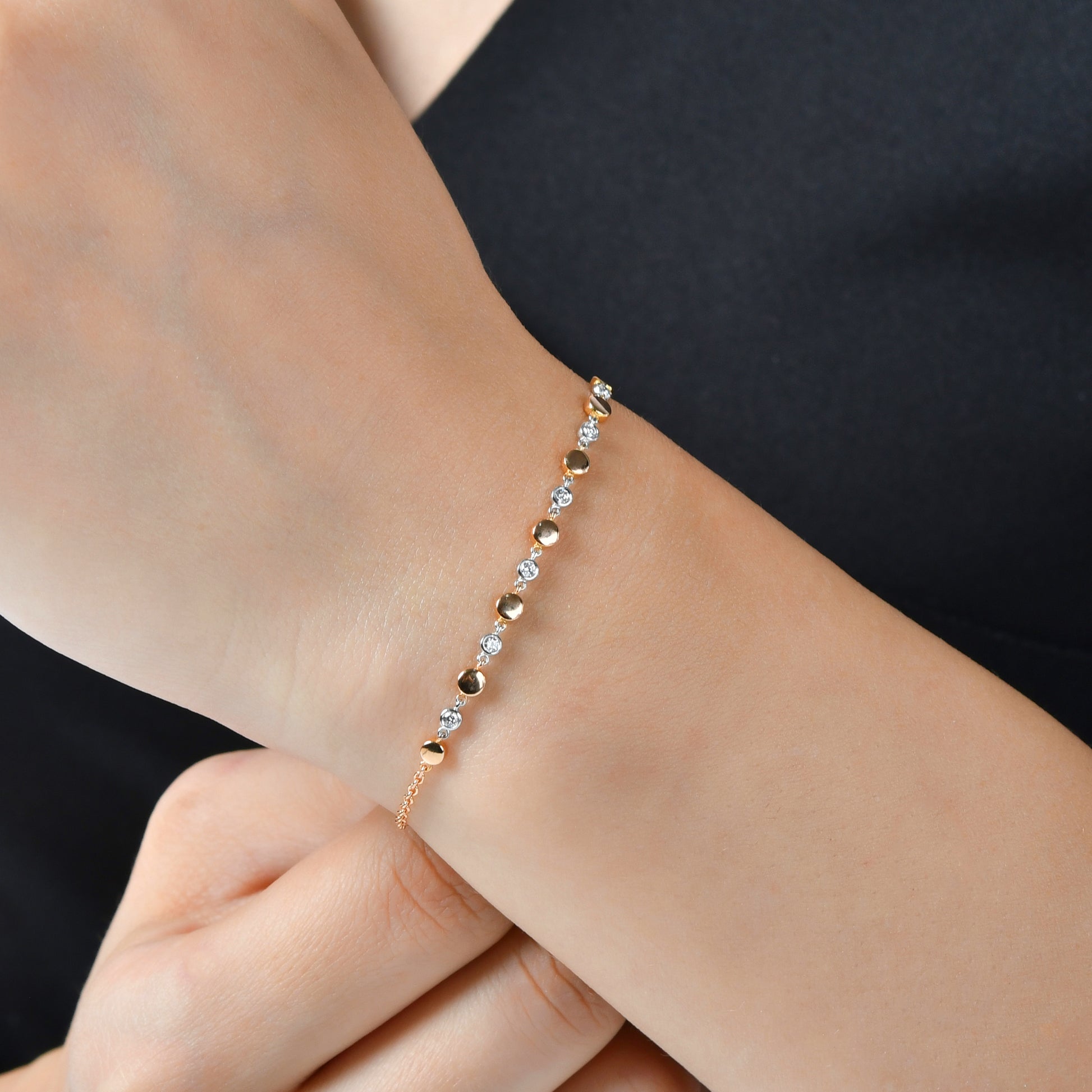 0,12 karat yuvarlak kutulu pırlanta bilezik, 18 ayar rose altın zincir üzerine işlenmiş şık tasarımıyla zarif bir görünüm sunar. Pırlanta detayları bilekte parlaklık yaratır çünkü modern ve klasik tarzları bir arada taşır.