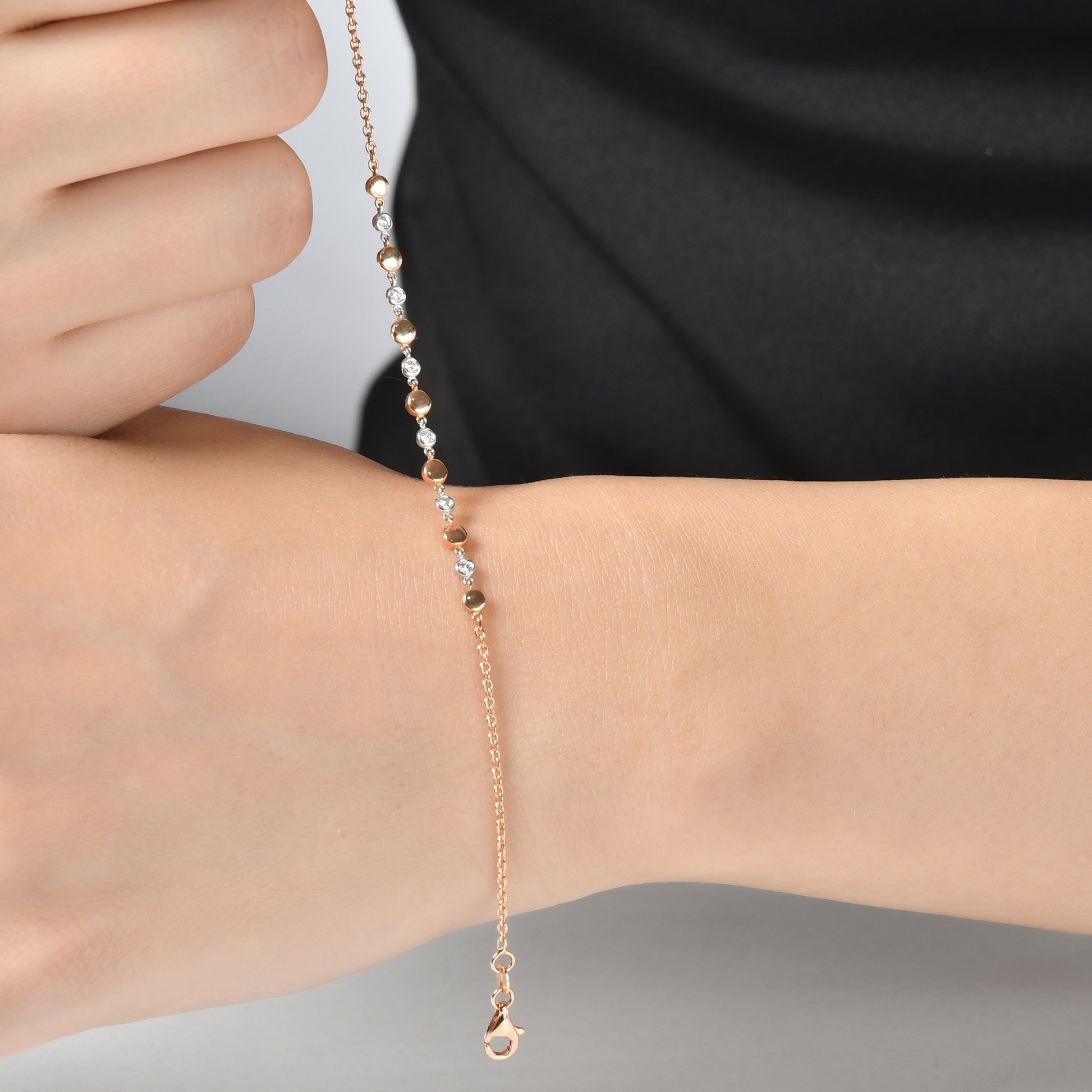 0,12 ct yuvarlak pırlanta bileklik, ince zincir yapısı ve kutulu montür detaylarıyla konfor ve şıklığı bir araya getirir. 18 ayar altın gövde üzerine yerleştirilen pırlantalar parlak bir görünüm kazandırır.