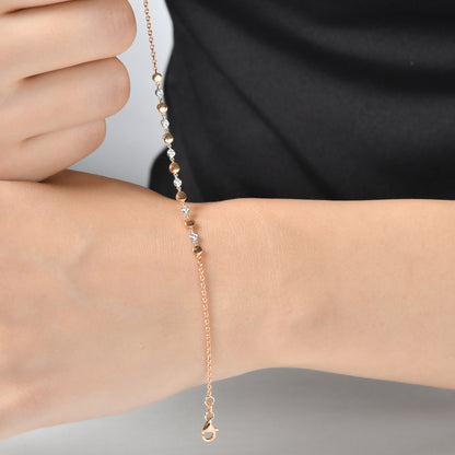 0,12 ct yuvarlak pırlanta bileklik, ince zincir yapısı ve kutulu montür detaylarıyla konfor ve şıklığı bir araya getirir. 18 ayar altın gövde üzerine yerleştirilen pırlantalar parlak bir görünüm kazandırır.