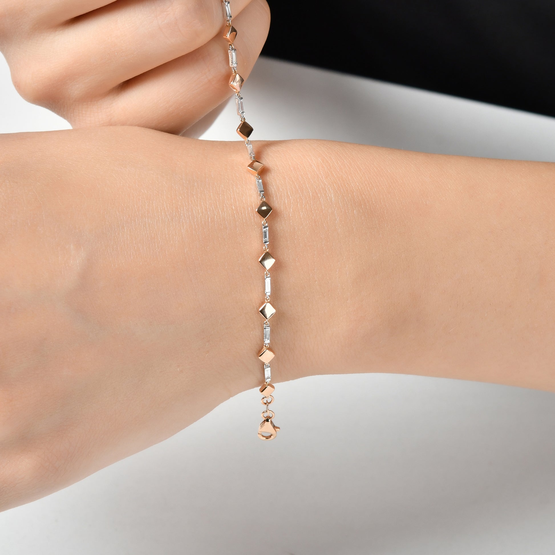 Beyaz altın montürle tasarlanmış 0,37 karat baget pırlanta bileklik, modern ve minimalist çizgileriyle günlük kullanım için ideal altın bileklik modeli