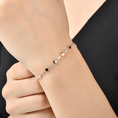 18 ayar altın seçenekleriyle sunulan 0,37 karat baget pırlanta bileklik, kadın bileğinde zarif duruş ve parlak taşların ışığıyla dikkat çeken takı modeli