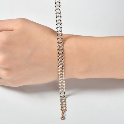 18 ayar beyaz ve rose altından üretilmiş örgü pırlanta bilezik, yuvarlak kesim taşların ışığı yansıtmasıyla göz alıcı bir görünüm kazandırıyor.