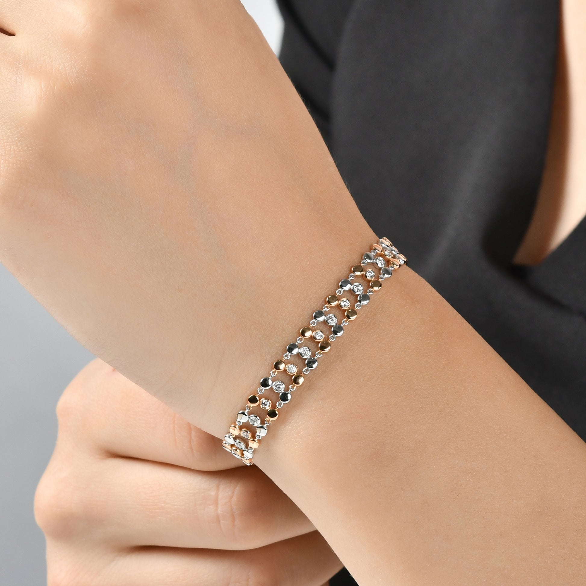 Modern tasarımı ve zamansız şıklığıyla dikkat çeken örgü pırlanta bilezik, altın ve pırlantanın birleşimiyle uzun ömürlü bir değer taşıyor.