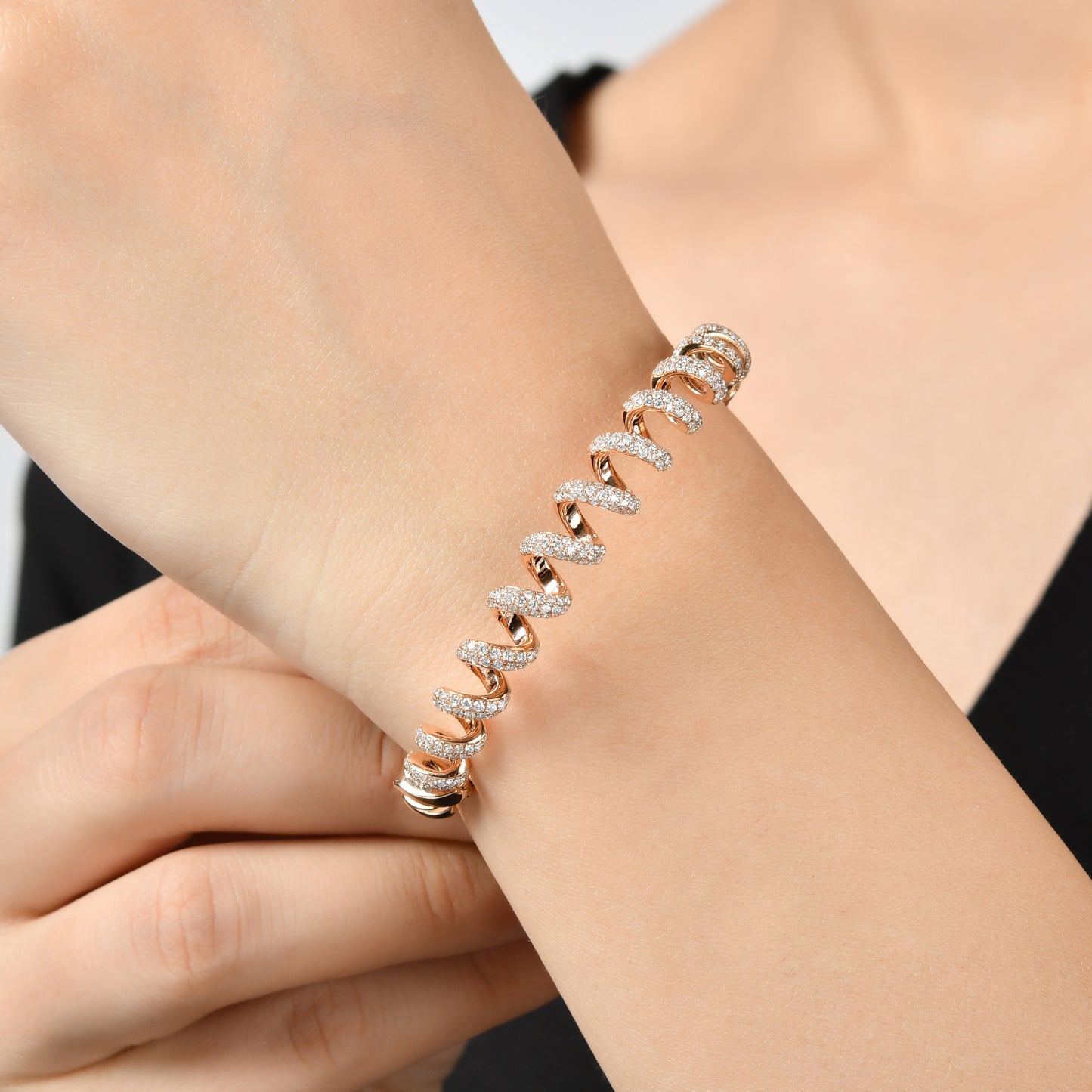 18 ayar altınla üretilen sarmal pırlanta bilezik, toplam 1,85 karat taş ışıltısıyla dikkat çeker. Burgu formu farklı bir estetik sunar çünkü kıvrımlı yapısı bileğe hareket katar ancak zarif duruşu da korur.