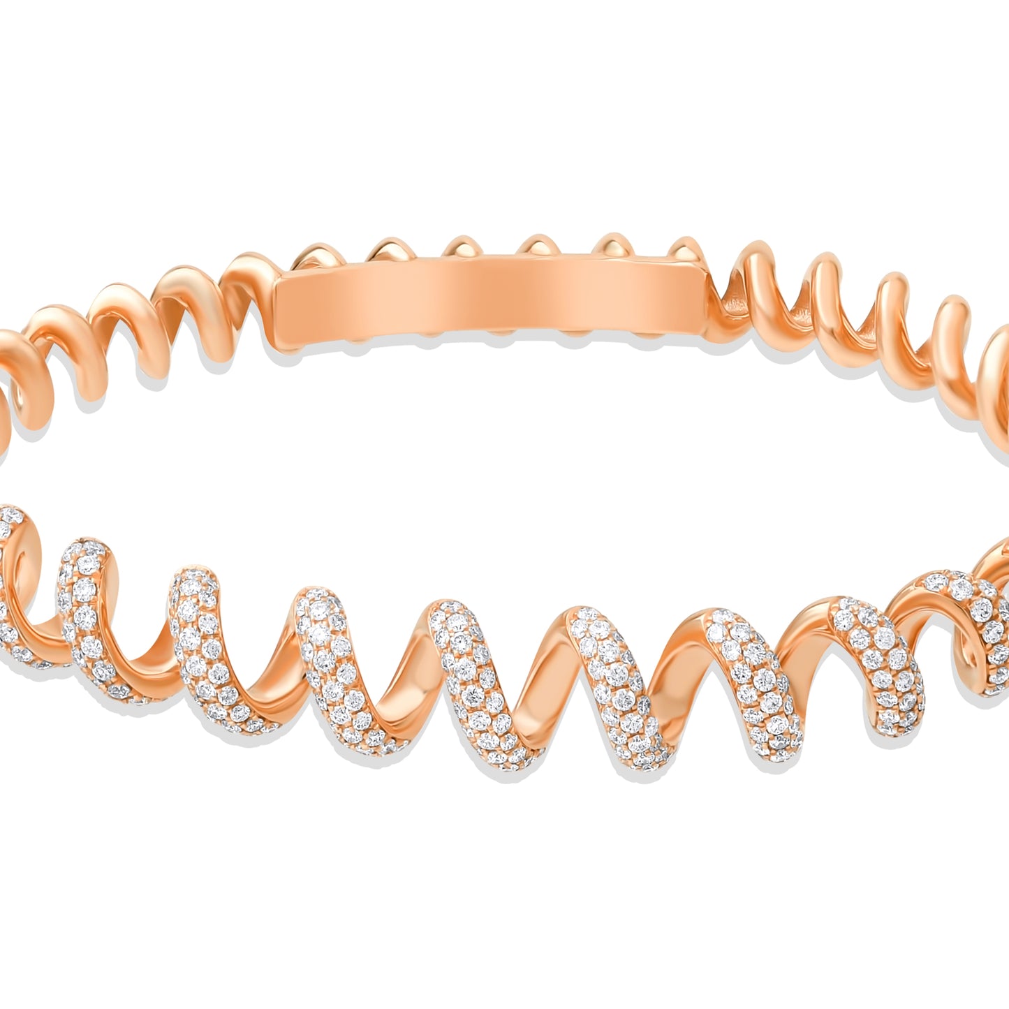 Modern ve klasik çizgileri bir arada sunan 1,85 karat pırlanta bilezik, spiral detaylarıyla özgün bir tasarıma sahiptir. 18 ayar sarı, beyaz veya rose altın seçenekleriyle kişisel tercihlerinize uyum sağlar.