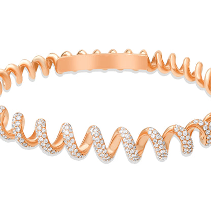 Modern ve klasik çizgileri bir arada sunan 1,85 karat pırlanta bilezik, spiral detaylarıyla özgün bir tasarıma sahiptir. 18 ayar sarı, beyaz veya rose altın seçenekleriyle kişisel tercihlerinize uyum sağlar.