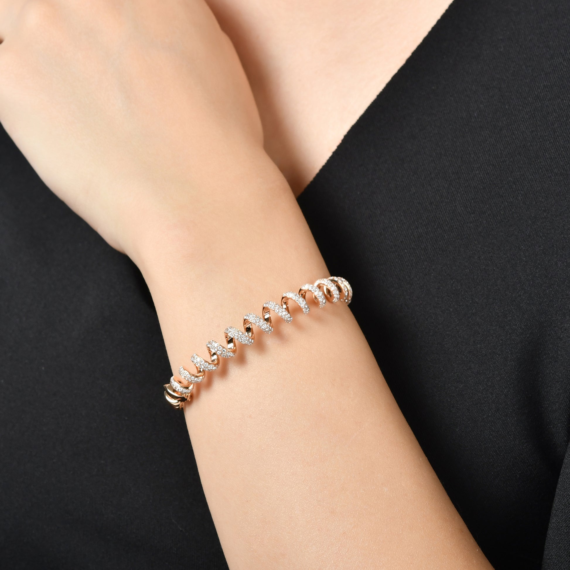 Zarif burgu tasarımıyla öne çıkan 1,85 karat sarmal pırlanta bilezik, özel günlerde şık bir hediye seçeneği olur. Pırlantaların parlaklığı altın detaylarla birleşir çünkü tasarım hem günlük kullanım hem özel davetler için uygundur.