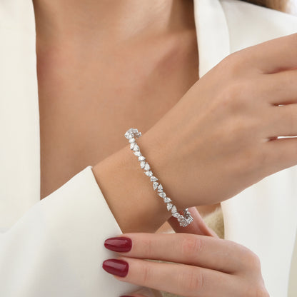 7,42 karat damla kesim taşlarla süslenen pırlanta su yolu bilezik, beyaz, sarı ve rose altın seçenekleriyle sunulur. Her taş ışığı büyüleyici şekilde yansıtır çünkü el işçiliğiyle hazırlanmış tasarım kaliteyi öne çıkarır.