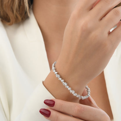 7,42 karat pırlanta su yolu bilezik, zarif damla kesim taşlarla 18 ayar altına yerleştirilir. Her detay ışıldar çünkü el işçiliği tasarıma ayrıcalık katar ve bilezik hem günlük hem özel anlarda göz alıcı durur.