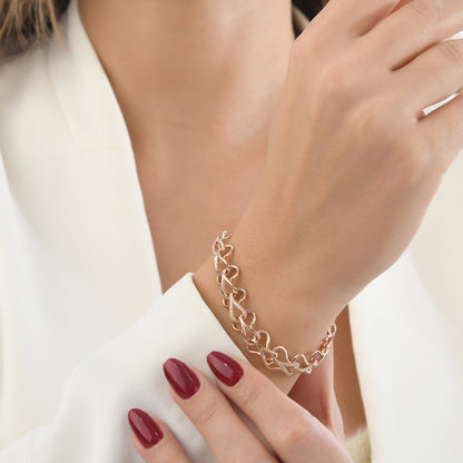 Parlak pırlantalarla bezenmiş 0,42 karat örgü bilezik, ince zincir örgüsüyle modern ve klasik çizgiyi bir arada sunuyor.