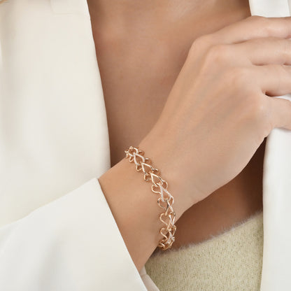 0,42 karat pırlanta detaylı örgü altın bilezik, modern örgü tasarımı ve farklı altın seçenekleriyle göz alıcı bir takı deneyimi sunuyor.