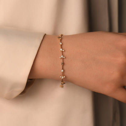 Rose altının yumuşak tonlarıyla bütünleşen kahverengi pırlantalar, F renk taşların parlaklığıyla kontrast oluşturur; böylece bilezik hem klasik hem de modern çizgileri bir arada yansıtır.