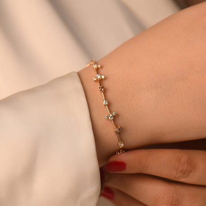 Şıklığı ve zarafeti birleştiren bu kahverengi pırlanta tasarım bilezik, sevdiklere unutulmaz bir hediye alternatifi olur çünkü her detayında el işçiliğinin ve değerli taşların eşsiz uyumu bulunur.