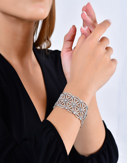 15.25 karat pırlanta taşlı beyaz altın hasır tasarım bilezik, zarafeti ve lüksü aynı anda yansıtır. Yoğun parıltısı sayesinde her ortamda dikkat çeker çünkü pırlantaların parlaklığı beyaz altının şıklığıyla kusursuz uyum sağlar.