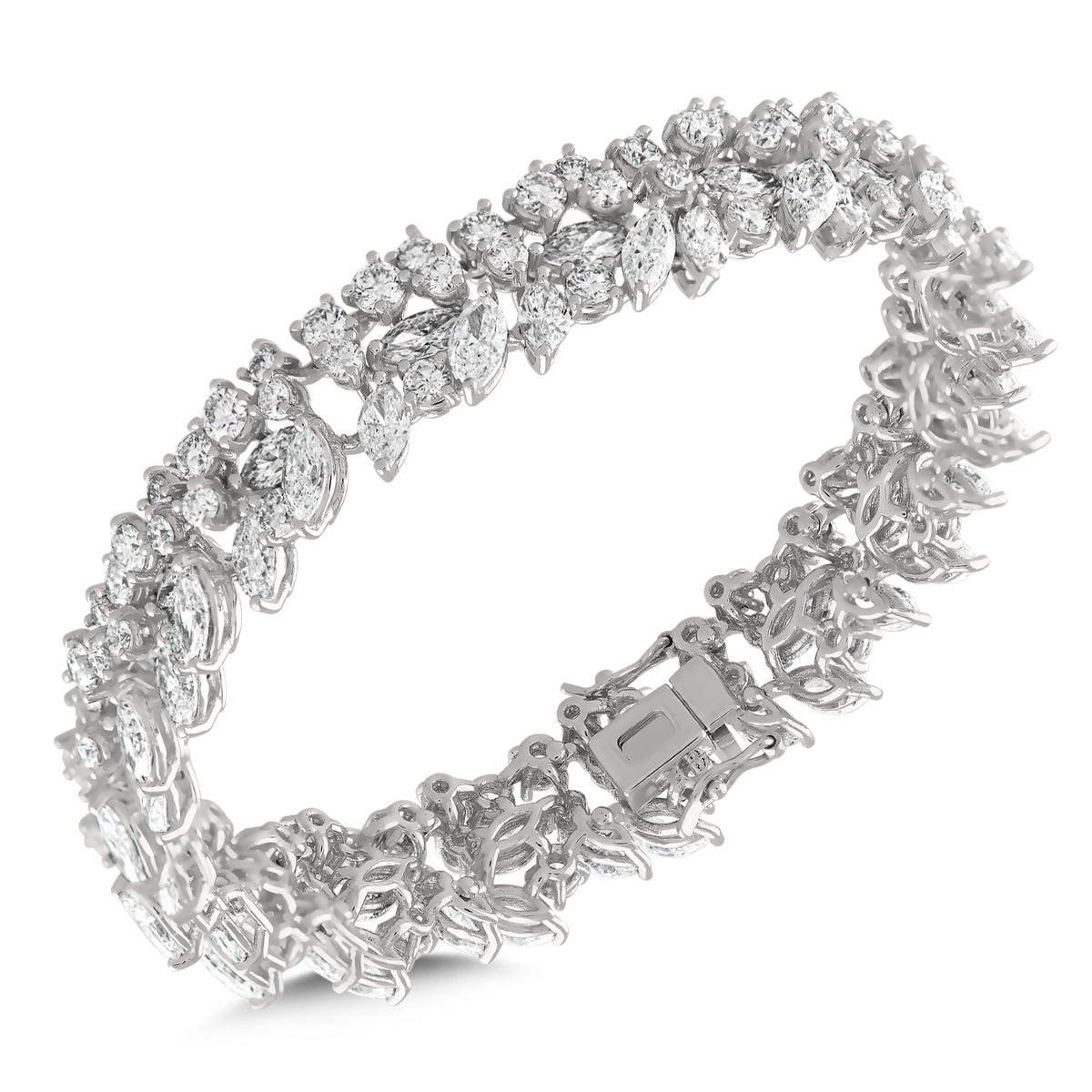 14,19 karat markiz ve yuvarlak pırlantalardan oluşan 18 ayar beyaz altın tasarım bilezik, parlak taşlarıyla şık ve lüks bir görünüm sunar.