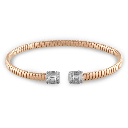 18 ayar rose ve sarı altın seçenekleriyle üretilen 0,67 karat baget pırlanta tasarım bilezik, modern ve şık formuyla öne çıkar. Zarif tasarımı ve parlak pırlantaları sayesinde günlük kombinlerden özel günlere kadar her stile uyum sağlar.