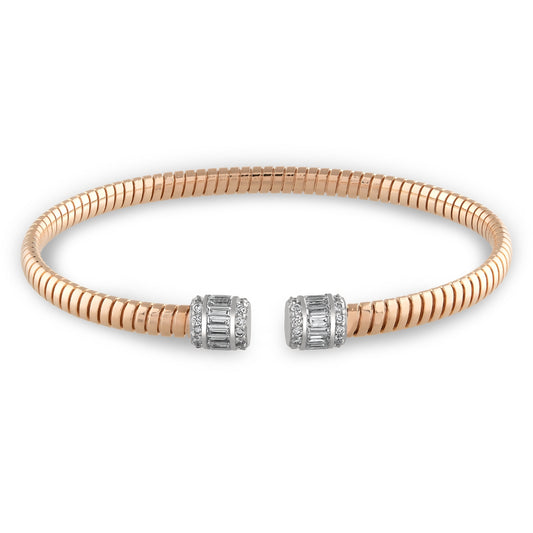 18 ayar rose ve sarı altın seçenekleriyle üretilen 0,67 karat baget pırlanta tasarım bilezik, modern ve şık formuyla öne çıkar. Zarif tasarımı ve parlak pırlantaları sayesinde günlük kombinlerden özel günlere kadar her stile uyum sağlar.